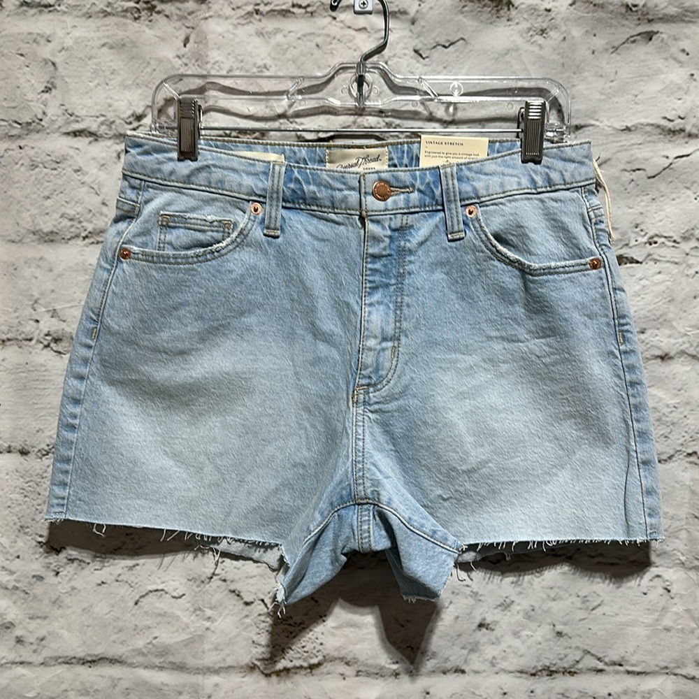 Universal Thread Vintage Midi Shorts Size 8 NWT light wash denim jean cu…